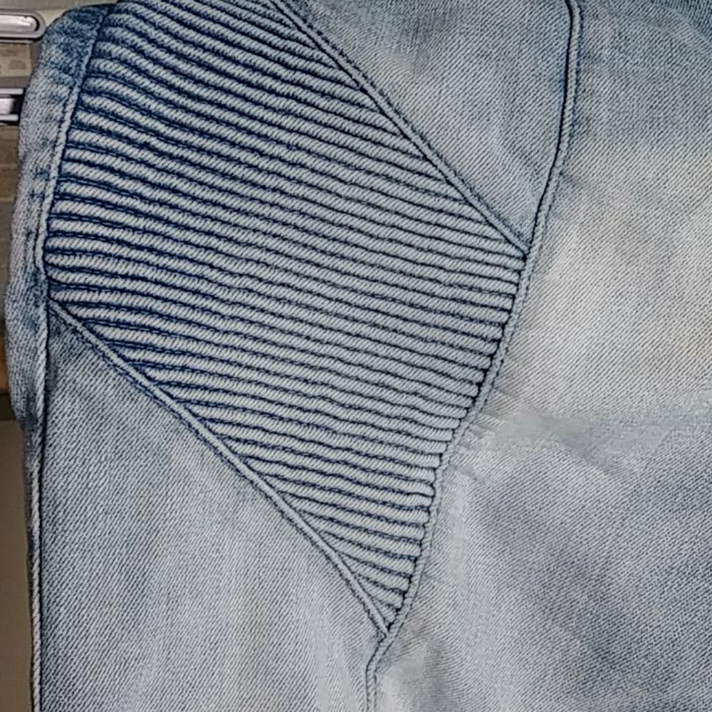 Balmain - Picture 2 of 4